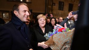 La canciller alemana saliente, Angela Merkel y el presidente de Francia, Emmanuel Macron.