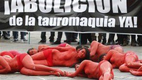 Jóvenes colombianos protestan desnudos contra corridas de toros