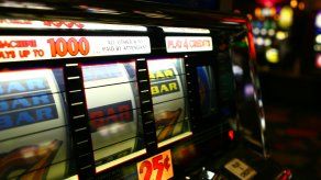 La pareja no podrá ingresar a salas de juegos y apuestas tras restricciones impuestas de la Junta de Control de Juegos.