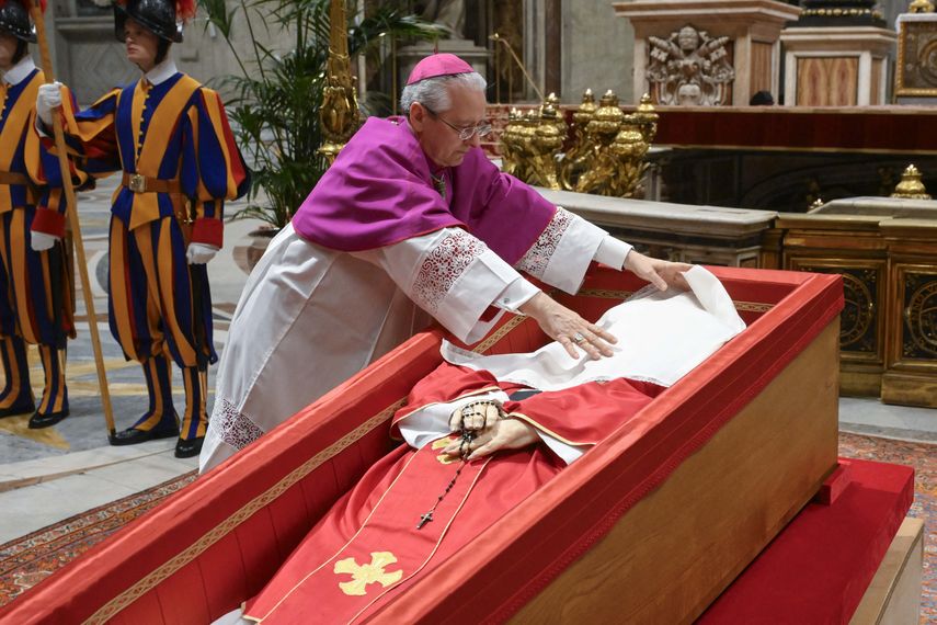 Rito de clausura del féretro del papa Frascico