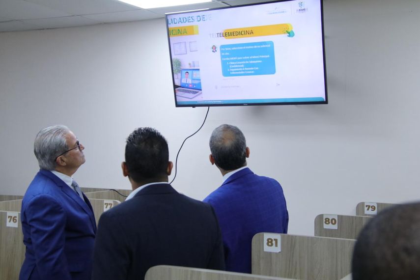 El ministro Boyd Galindo supervisa telemedicina del MINSA.