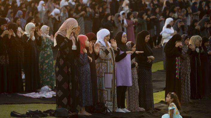 En India, donde el Eid comienza el miércoles, eruditos musulmanes han pedido a la población que actúe con moderación y respete los protocolos para mitigar el contagio del coronavirus. En India, donde el Eid comienza el miércoles, eruditos musulmanes han pedido a la población que actúe con moderación y respete los protocolos para mitigar el contagio del coronavirus.