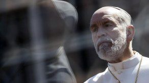 John Malkovich desfila frente al Vaticano como el nuevo papa de Sorrentino