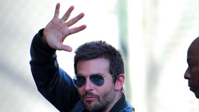 Bradley Cooper aprende a trabajar en restaurante de hamburguesas