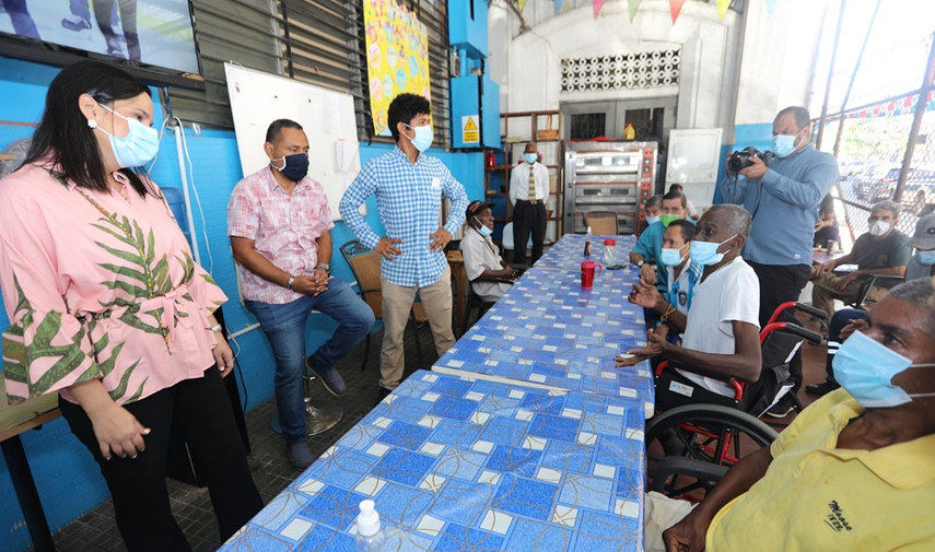 Funcionarios del MIDES visitando instituciones para atención al adulto mayor