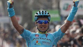 El kazajo Lutsenko se luce en solitario y Matthews sigue líder