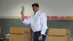 Candidatos presidenciales ejercen su voto