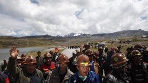 Dos mineros mueren en choque con policía boliviana