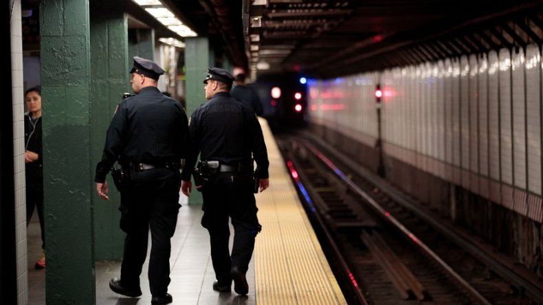 Niño de 14 años muere al caer a vía del metro en Nueva York