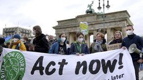 En Berlín, miles de manifestantes mayormente jóvenes se congregaron ante la Puerta de Brandenburgo con pancartas que decían “Actúen ahora o naden más tarde” y “No derritan nuestro futuro”.