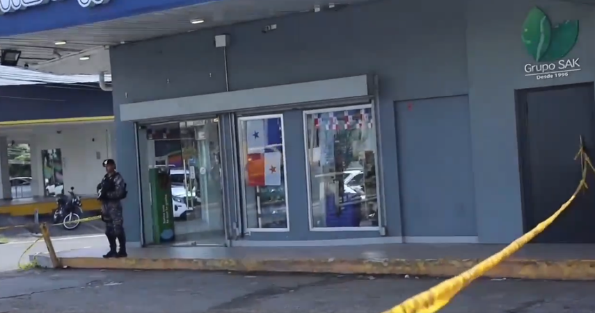 Policía detalla que sospechosos del robo a una farmacia quedaron atrapados en el local