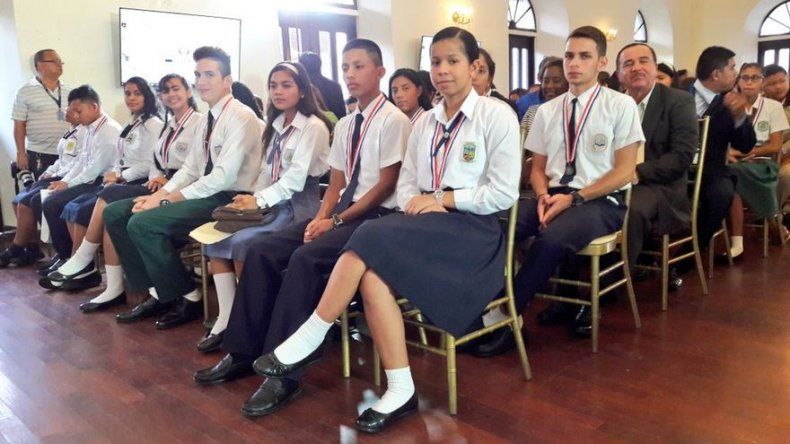 Meduca entrega reconocimiento a estudiantes con mérito académico