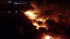Un incendio consume bodegas en France Field