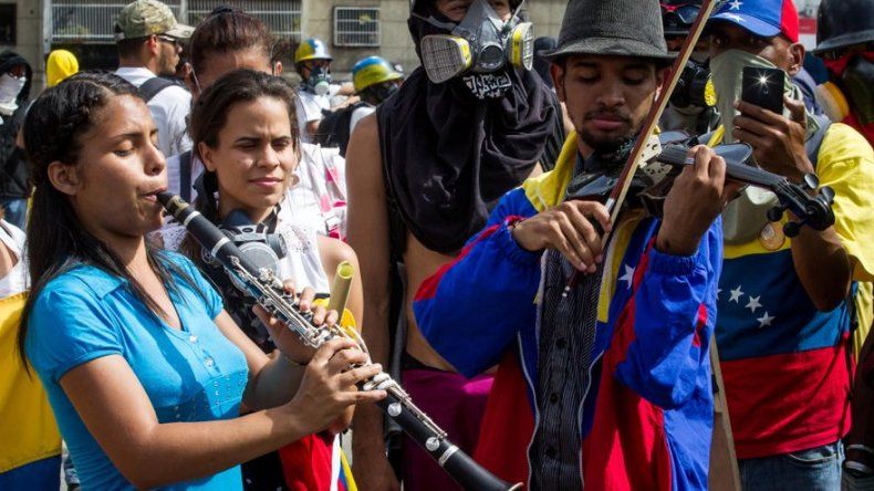 Violinista conmueve a los venezolanos en las protestas
