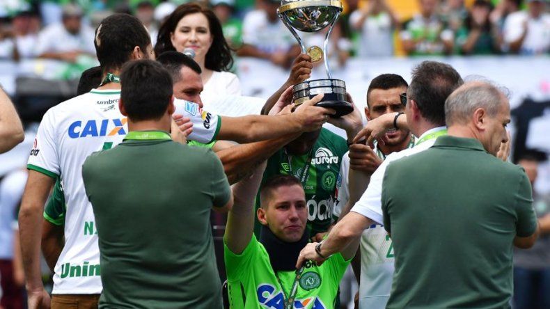 Sobreviviente tragedia Chapecoense levanta Copa Sudamericana