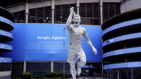 Man City devela estatua de Sergio Agüero