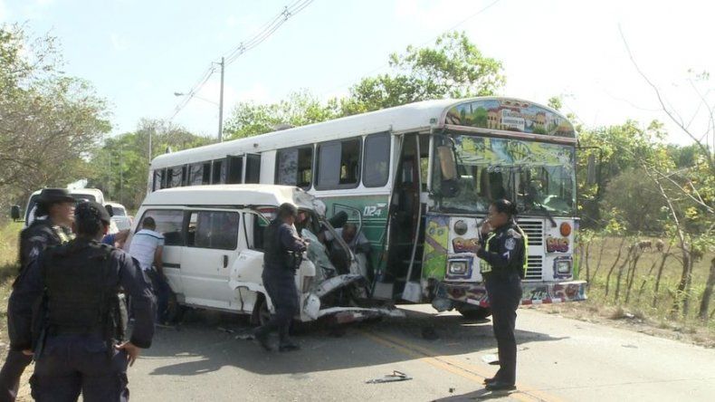 Liberan a persona atrapada dentro de su vehículo en Pacora