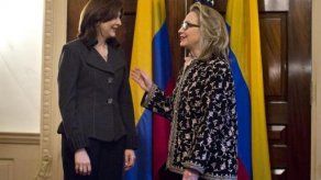 Hillary Clinton y canciller colombiana Holguín se reúnen en Washington