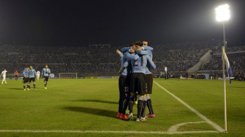 Uruguay, sin Luis Suárez, pero con la necesidad de los tres puntos