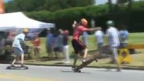 El longboard, un deporte que impulsa la solidaridad y la camaradería