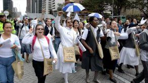 Decenas de manifestantes piden en Bogotá la paz en Colombia