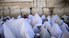 Unos 50.000 judíos rezan en el Muro de los Lamentos de Jerusalén
