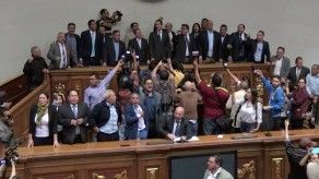 Guaidó convoca a nuevas movilizaciones tras juramentarse como jefe parlamentario