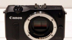 Canon presenta su primera cámara compacta sin espejo
