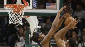 Antetokounmpo y Middleton guían triunfo de los Bucks