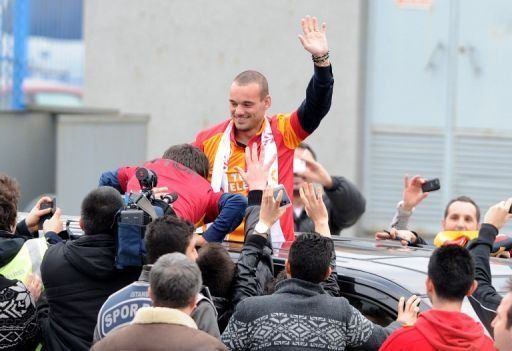 Cientos de hinchas del Galatasaray reciben al holandés Sneijder