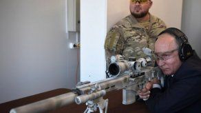 Putin demuestra su puntería con un rifle de francotirador en parque militar
