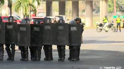 Familiares de los detenidos en la sede Policía Panamá cierran la Ave. Omar Torrijos.