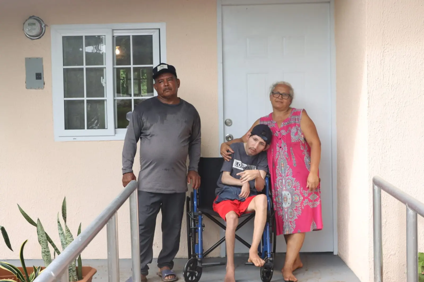 La vivienda incorpora una rampa de acceso frontal para personas con movilidad reducida.