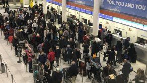 Reanudan vuelos en Gatwick; arrestan a 2 sospechosos