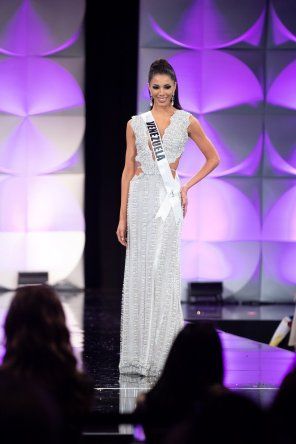 Desfile en vestido de noche - Miss Universo 2019