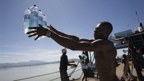 Primer barco de ayuda alimentaria llega a ciudad inundada