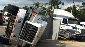 Camión se volcó en la entrada del Corredor Sur en Tocumen