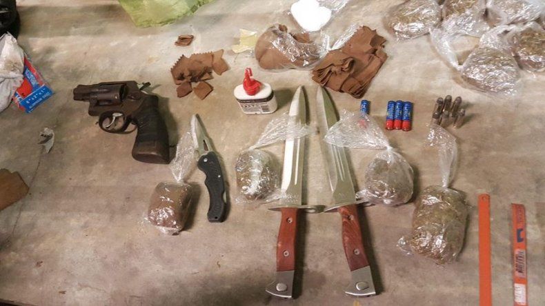 Decomisan municiones, arma de fuego, hierba seca y cuchillos en La Nueva Joya