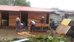 Familias afectadas por los fuertes vientos reciben respuestas del Miviot