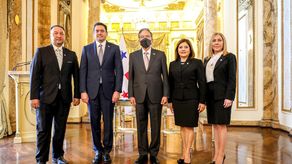 De izquierda a derecha el magistrado suplente, Manuel Mata; el vicepresidente de la República, José Gabriel Carrizo; el presidente de la República, Laurentino Cortizo, la magistrada principal, Ariadne García; y la magistrada suplente, Lilianne Ducruet.