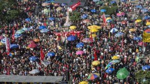 Miles de personas hacen un carnaval en Sao Paulo para gritar Fuera Temer