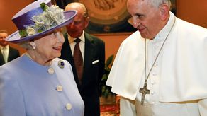 La reina Isabel II y el papa Francisco. La reina Isabel II y el papa Francisco.