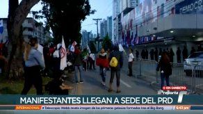 Manifestantes se agrupan alrededor de la sede del PRD