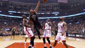 Antetokounmpo anota 28