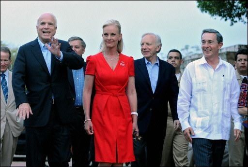 Con elogios a Uribe, McCain concluye visita a Colombia