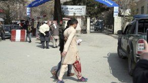 Funcionarios: 5 muertos en ataque en templo chií en Kabul
