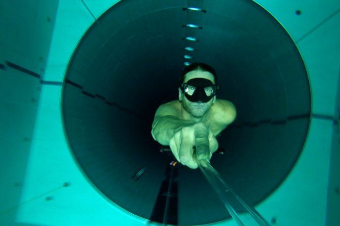 Buceo libre en la piscina más profunda del mundo