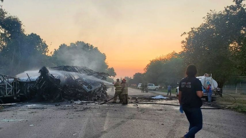El camión transportaba dos tanques de combustible en tándem. Este tipo de camiones con doble contenedor han estado involucrados en numerosos accidentes mortales anteriormente.