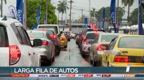 Largas filas de autos en el Centro Vacunatón 20-30