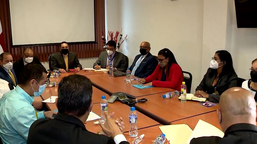 Reunión entre funcionarios de compras de la CSS y directivos de la entidad.